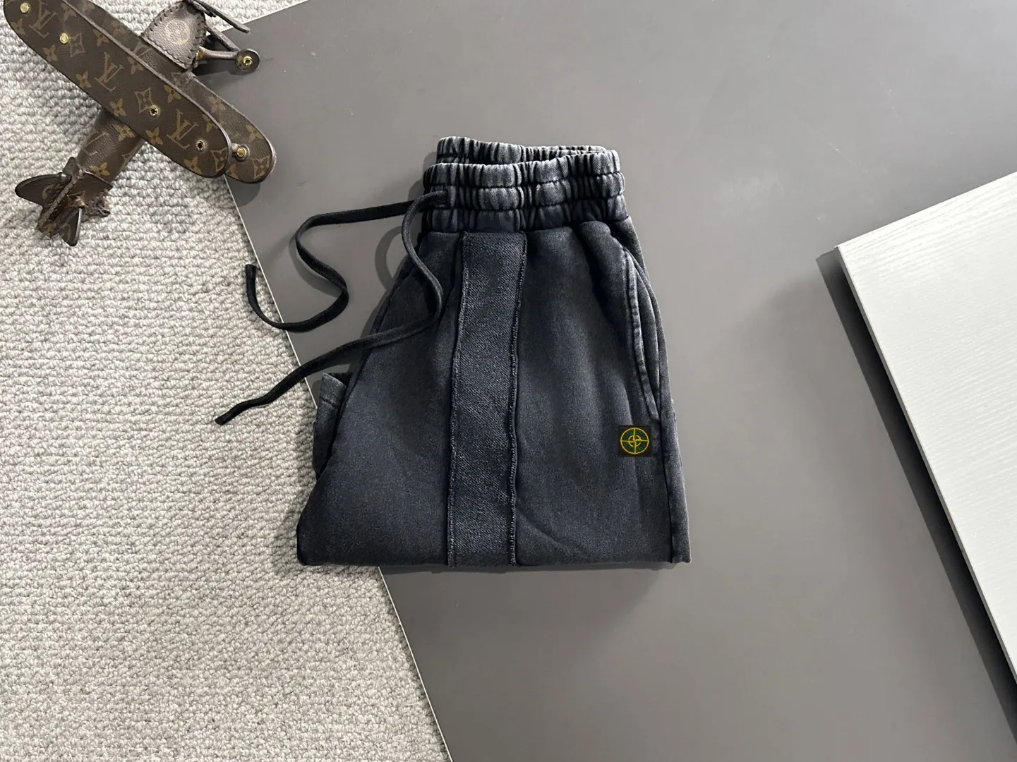 🅿️330 shipped next day, high-end goods, Stone Island 2025 spring and summer new elastic band casual heavy-duty washed loose shorts, made by imported machines from Italy, 1:1COPY with eyes closed. The hem of the trousers is hemmed with two needles, the stitching is fine and firm, and the custom-made fabrics are highly breathable and comfortable, with impeccable details. The brand element design concept reflects high quality. It feels delicate and soft! It presents a casual cut and the upper body shape is great! Size: S-XXL